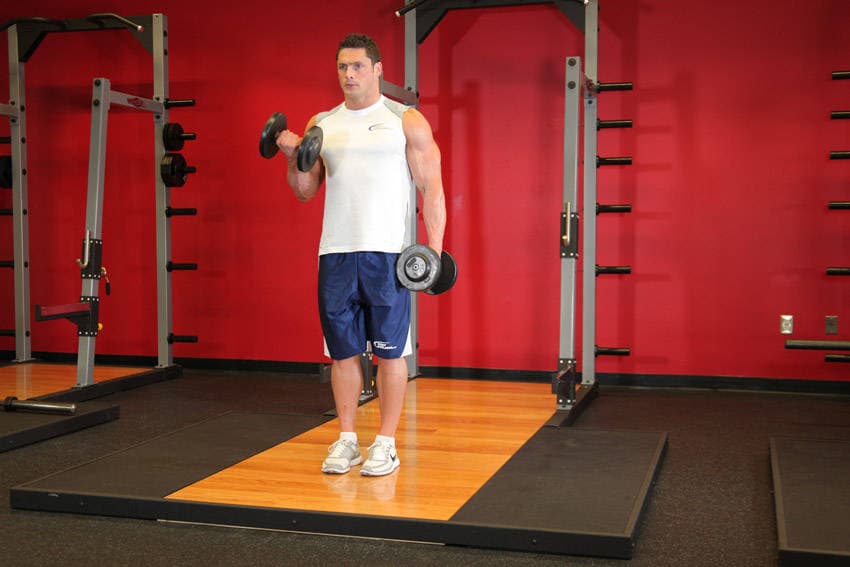 Попеременные сгибания рук с гантелями — кадр 1