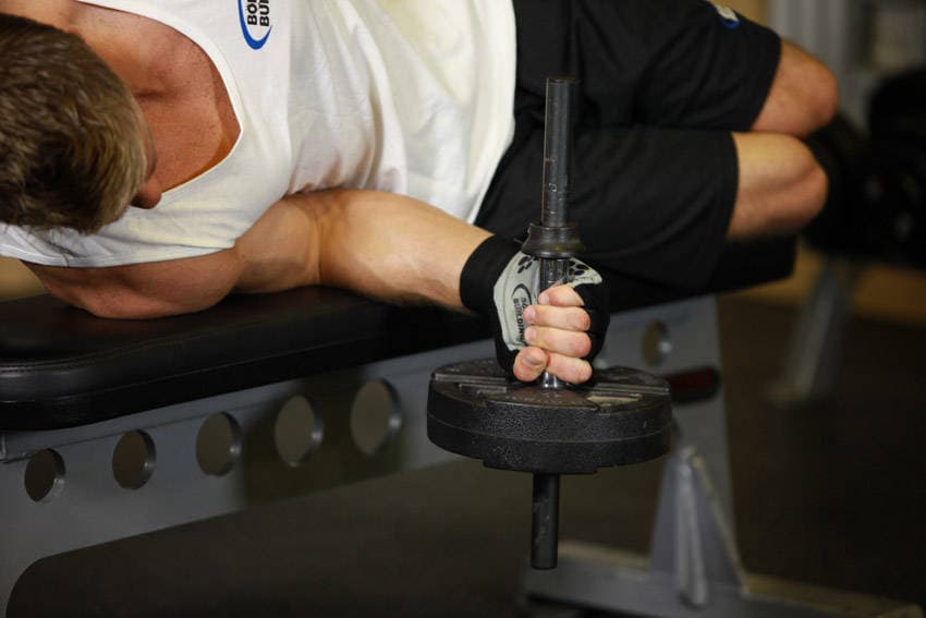 Пронация с гантелью лёжа — кадр 1