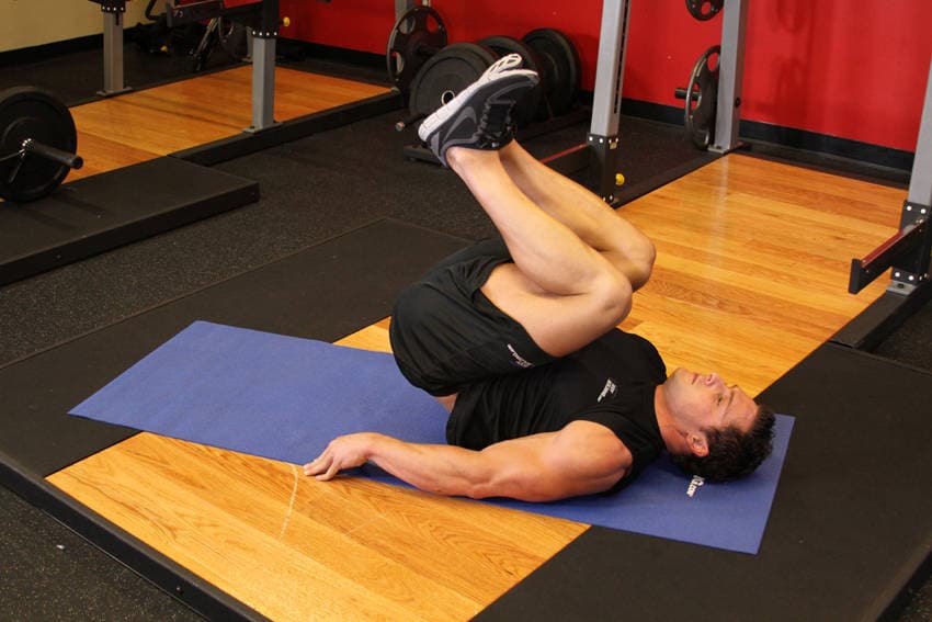 Подтягивания коленей к груди лёжа — кадр 2