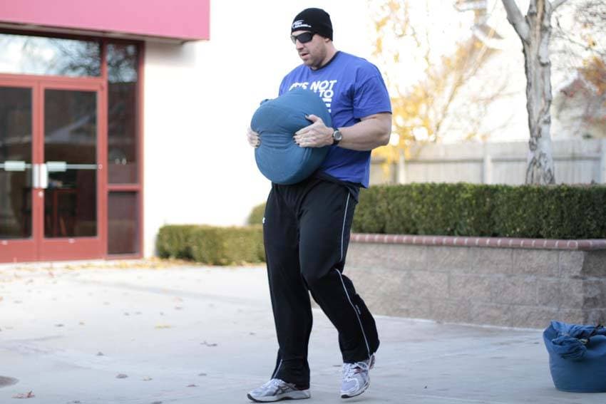 Погрузка мешков с песком — кадр 2